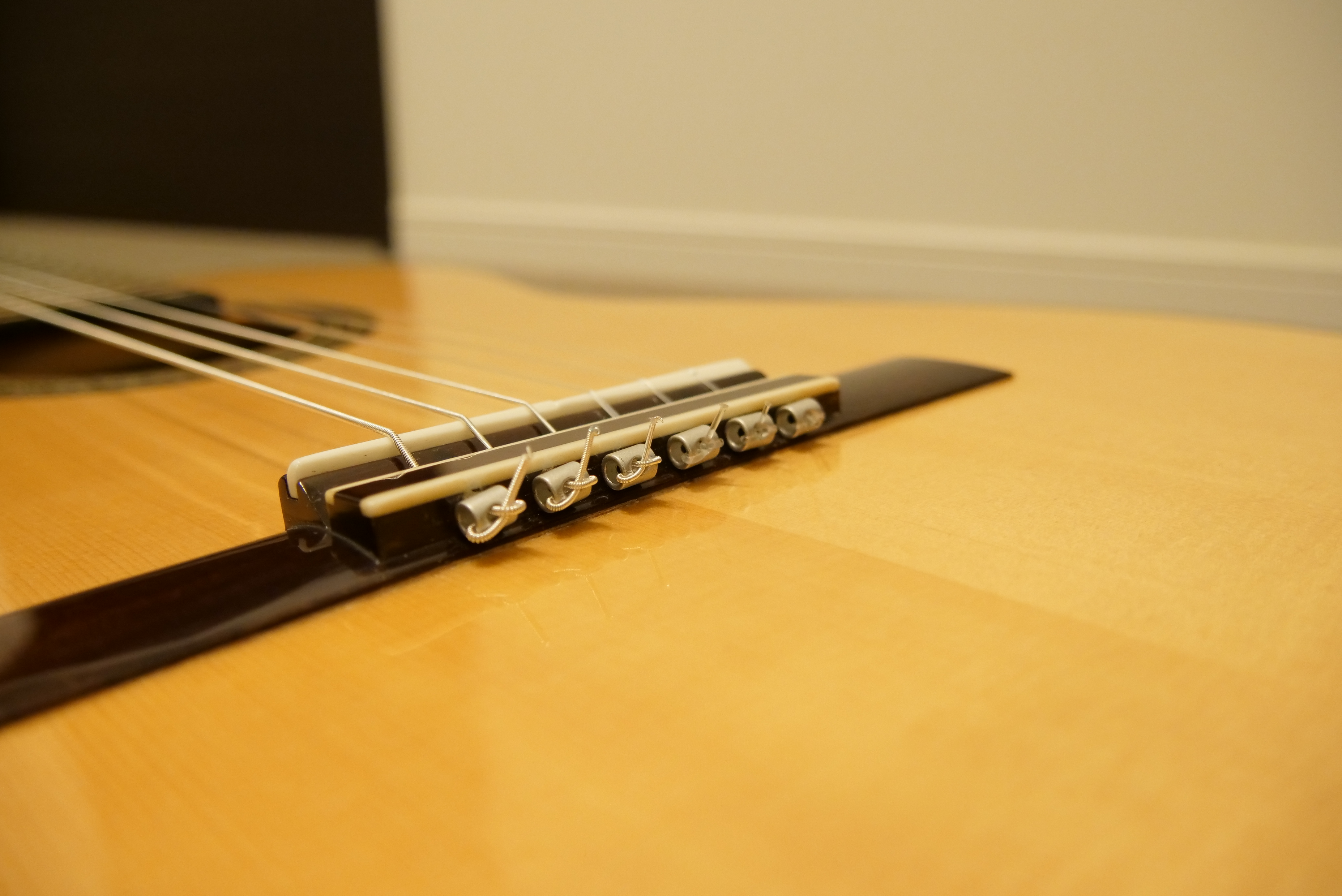 クリアトーンを使ったギターのブリッジの写真です。