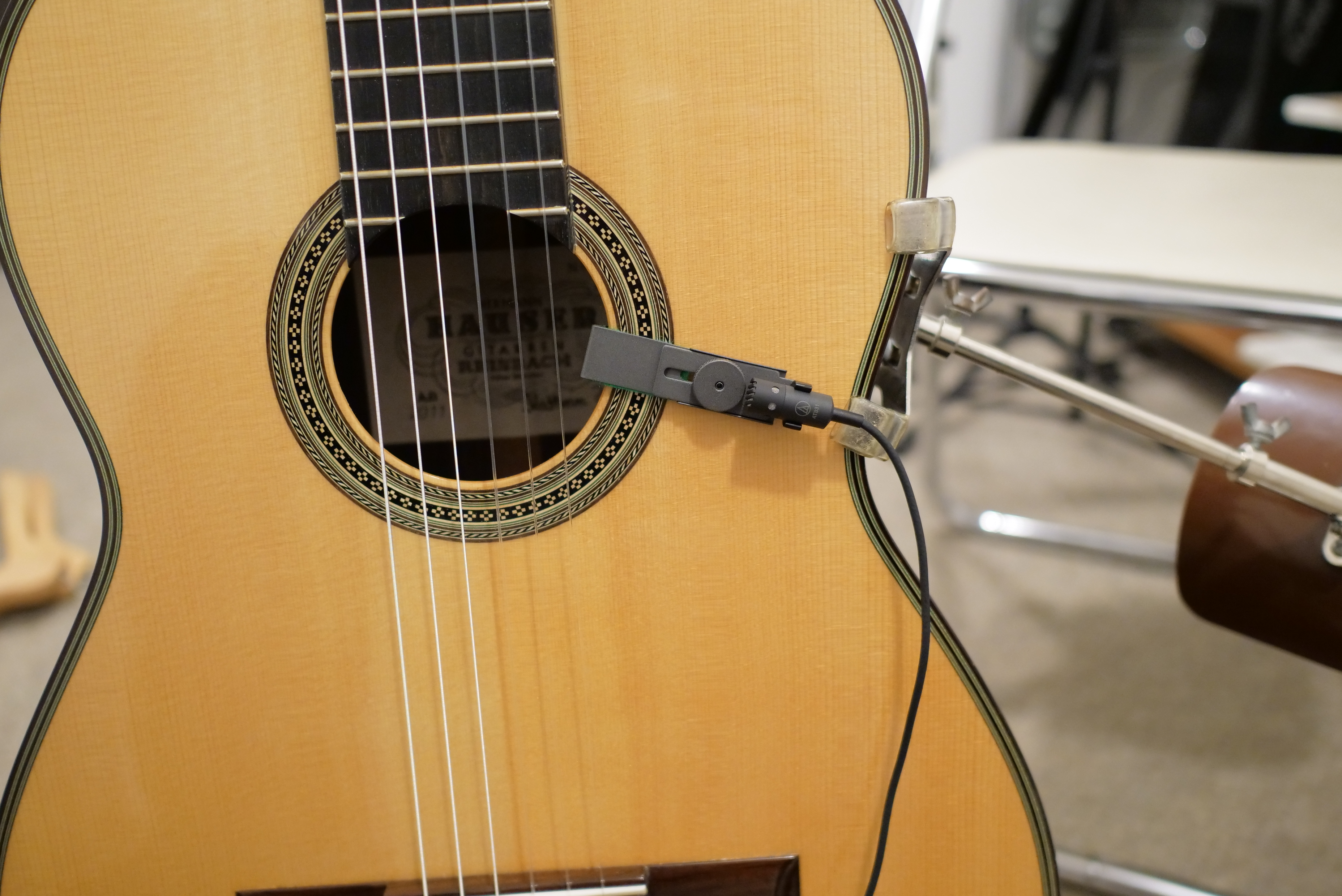 オーディオテクニカのピンマイク、AT831bをギターにつけた状態