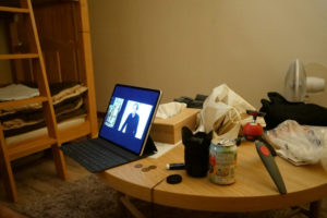 部屋で映画
